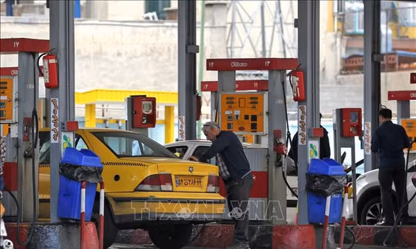 Người dân đổ xăng cho phương tiện tại Tehran, Iran. Ảnh: AFP/TTXVN (không sử dụng, chia sẻ bởi bên thứ ba)