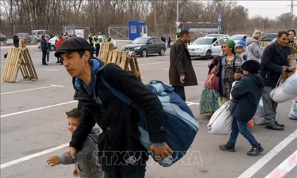 Người dân Ukraine sơ tán khỏi thành phố Berdyansk và Mariupol ngày 1/4/2022. Ảnh minh hoạ: AFP/TTXVN (Không được sử dụng, chia sẻ bởi bên thứ ba)