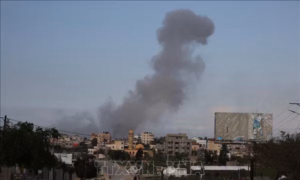 Khói bốc lên sau cuộc không kích của Israel xuống thành phố Khan Younis, Dải Gaza ngày 14/2/2024. Ảnh: THX/TTXVN