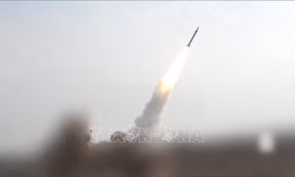 Hình ảnh trích từ video cho thấy tên lửa siêu thanh do lực lượng Houthi phóng từ Yemen. Ảnh tư liệu: THX/TTXVN