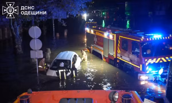 Giải cứu người dân Odessa trong trận lũ lụt nghiêm trọng ở Ukraine