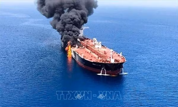 Tàu chở dầu phát nổ sau khi va phải thủy lôi ở eo biển Hormuz