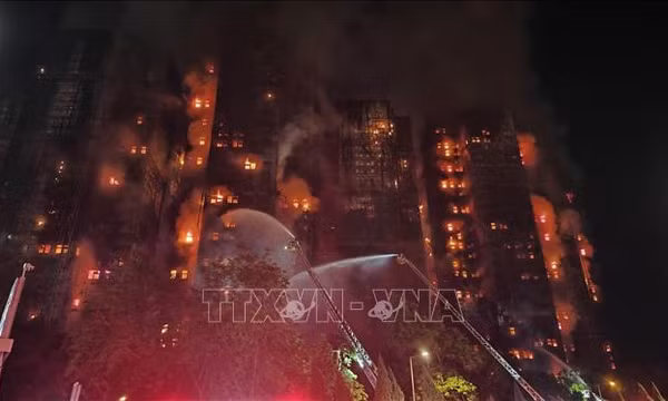 Sau 16 tiếng, chung cư ở Hong Kong vẫn cháy, ít nhất 279 người mất tích