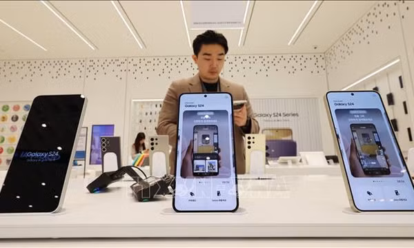 Các mẫu điện thoại thông minh được bày bán tại cửa hàng ở Seoul, Hàn Quốc. Ảnh minh họa: AFP/TTXVN (Không được phép chia sẻ, sử dụng bởi bên thứ ba)
