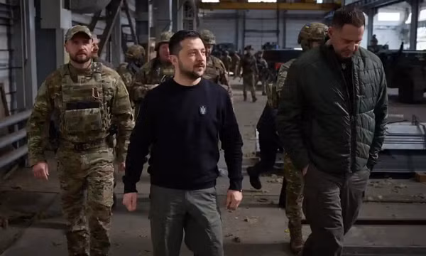 Tổng thống Ukraine tới tiền tuyến ngay sau chuyến thăm Donbass của ông Putin