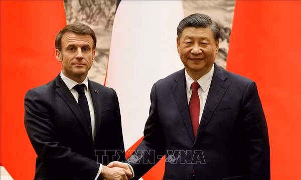 Chủ tịch Trung Quốc Tập Cận Bình (phải) trong cuộc hội đàm với Tổng thống Pháp Emmanuel Macron ở Bắc Kinh ngày 6/4/2023. Ảnh: AFP/TTXVN (Không được phép sử dụng, chia sẻ bởi bên thứ ba)
