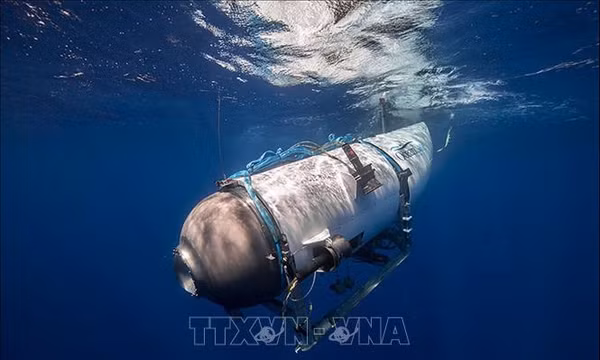 Robot đầu tiên đã chạm tới đáy biển để tìm tàu lặn Titan mất tích