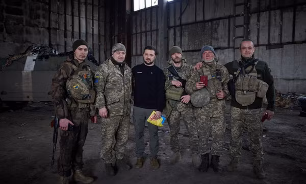 Thông điệp từ những chuyến thăm tiền tuyến liên tục của Tổng thống Ukraine