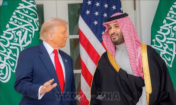Thái tử Saudi Arabia Mohammed bin Salman (phải) trong cuộc gặp Tổng thống Mỹ Donald Trump tại Washington, D.C., ngày 18/11/2025. Ảnh: SPA/TTXVN
