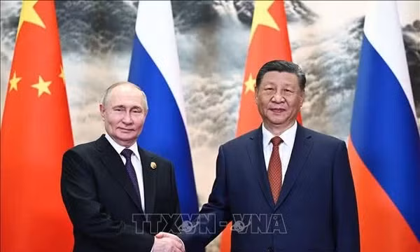 Chủ tịch Trung Quốc Tập Cận Bình (phải) và Tổng thống Nga Vladimir Putin tại cuộc gặp ở Bắc Kinh ngày 16/5/2024. Ảnh tư liệu: AFP/TTXVN (Không được phép chia sẻ, khai thác bởi bên thứ ba)