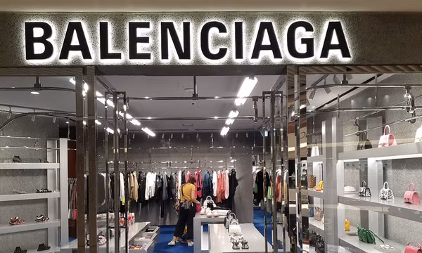 Balenciaga xin lỗi vì chiến dịch quảng cáo có hình ảnh bé gái gây tranh cãi