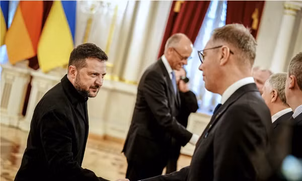 Tổng thống Ukraine Volodymyr Zelensky chào đón Thủ tướng Đức Friedrich Merz (bên phải) tại Phủ Tổng thống ở thủ đô Kiev của Ukraine. Ảnh: Picture Alliance