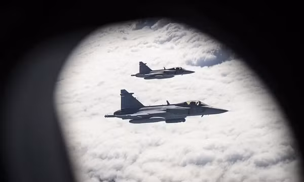 Hai chiếc tiêm kích Saab JAS 39 Gripen của Không quân Thụy Điển chuẩn bị tiếp nhiên liệu từ một chiếc máy bay Voyager của Anh ngày 16/6/2026. Ảnh: Không quân Thuỵ Điển