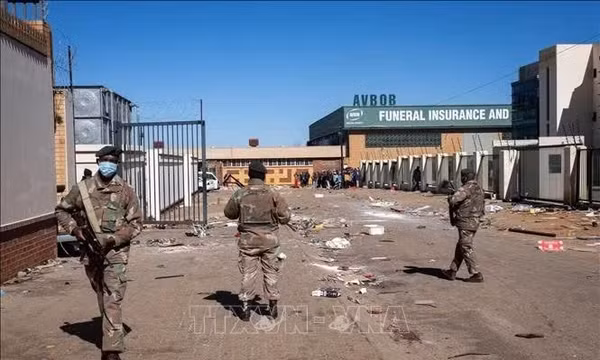 Binh sĩ Nam Phi được triển khai tại thị trấn Soweto. Ảnh minh họa: AFP/TTXVN (Không được phép chia sẻ, khai thác bởi bên thứ ba)