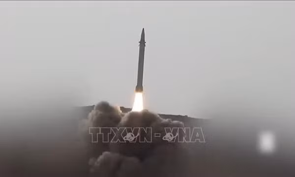 Tên lửa do lực lượng Houthi phóng từ Yemen. Ảnh tư liệu: THX/TTXVN