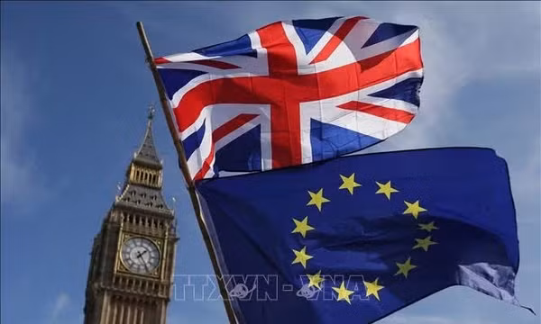 Cờ Liên minh châu Âu (EU) và cờ Anh bay gần Tháp Elizabeth ở London, Anh. Ảnh: AFP/TTXVN. Ảnh không được phép chia sẻ bởi bên thứ ba.