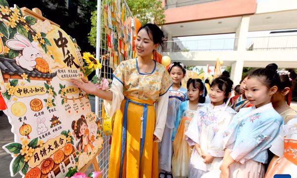 Một giáo viên giới thiệu kiến ​​thức về Tết Trung thu cho học sinh tại Từ Châu, tỉnh Giang Tô vào ngày 23/9. Ảnh: Tân Hoa Xã