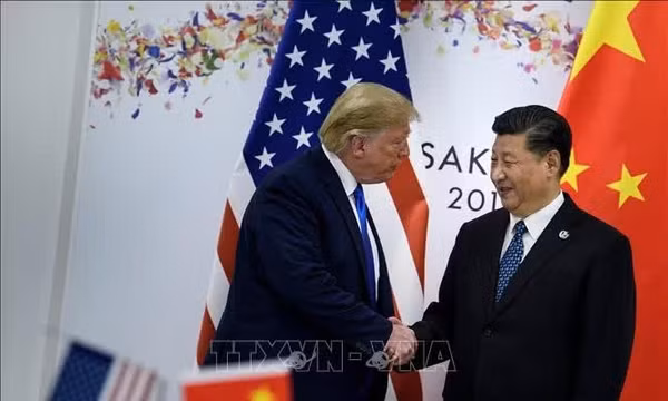 Tổng thống Mỹ Donald Trump (trái) và Chủ tịch Trung Quốc Tập Cận Bình trong cuộc hội đàm bên lề Hội nghị thượng đỉnh G20 tại Osaka, Nhật Bản, ngày 29/6/2019. Ảnh: AFP/TTXVN (Không được chia sẻ, khai thác bởi bên thứ ba).
