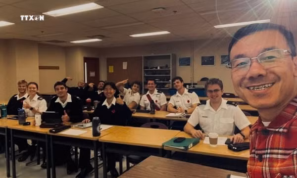 PGS Vũ Việt Hưng (phải) trong một buổi lên lớp với các sinh viên. Ảnh: TTXVN phát
