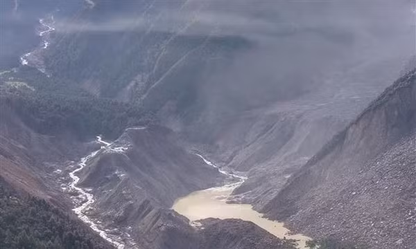 Một hồ chắn hình thành sau vụ sạt lở đất tại Nepal ngày 27/8/2026. Ảnh: THX/TTXVN phát