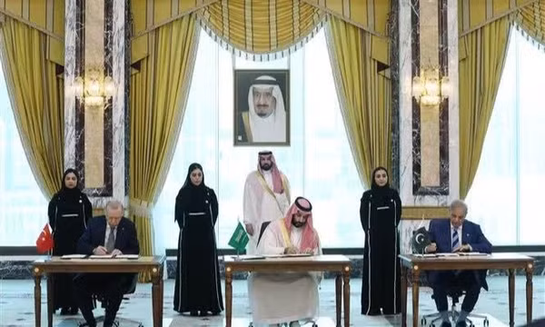 Ngày 7/8/2026, tại thành phố Mecca, Thái tử Saudi Arabia Mohammed bin Salman (giữa, phía trước) cùng Thủ tướng Pakistan Shehbaz Sharif (phải) và Tổng thống Thổ Nhĩ Kỳ Recep Tayyip Erdogan đã ký hiệp định phòng thủ giữa ba nước. Ảnh: AA/TTXVN phát
