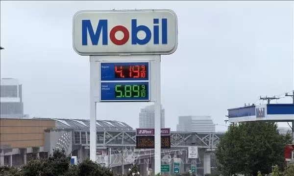 Bảng giá bán lẻ xăng, dầu niêm yết tại một cây xăng Mobil ở bang Virginia (Mỹ), ngày 4/10/2026. Ảnh: Ngọc Quang/TTXVN