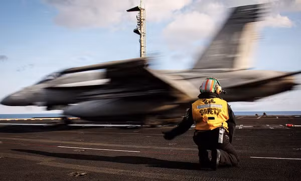 Một thủy thủ Mỹ ra tín hiệu cho việc phóng chiếc F/A-18E Super Hornet từ sàn đáp của tàu USS Gerald R. Ford vào ngày 2/3/2026. Ảnh: Hải quân Mỹ