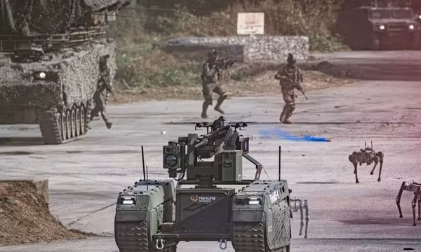 Các hệ thống không người lái bao gồm thiết bị bay không người lái, phương tiện không người lái đa năng và robot bốn chân di chuyển xuyên qua màn khói trong một buổi trình diễn tác chiến tích hợp các hệ thống không người lái tại Yangpyeong, tỉnh Gyeonggi, vào ngày 14/10. Ảnh: Lục quân Hàn Quốc