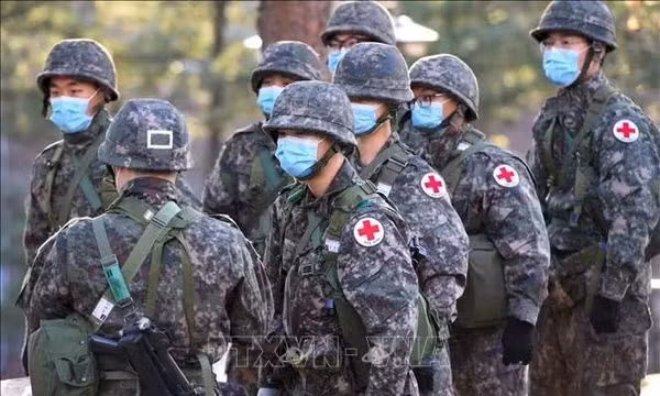 Binh sĩ Hàn Quốc tham gia một buổi huấn luyện tại Goyang, phía Tây Bắc Seoul. Ảnh tư liệu: AFP/TTXVN (Không được phép chia sẻ, khai thác bởi bên thứ ba).