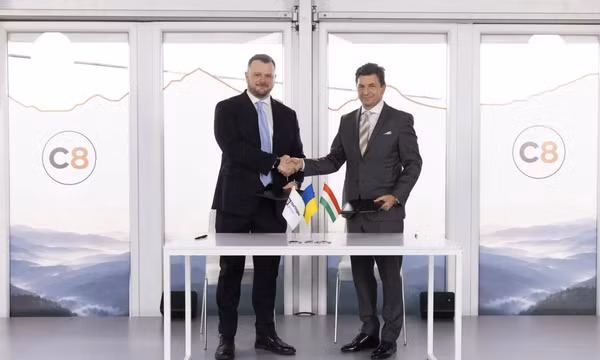 Quyền lãnh đạo Naftogaz, ông Serhii Fedorenko (bên trái), trong lễ ký kết biên bản ghi nhớ với công ty năng lượng Mol của Hungary về việc xây dựng các cơ sở lưu trữ sản phẩm dầu tại Hungary. Ảnh: Serhii Fedorenko/Facebook