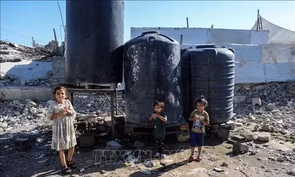 Các em nhỏ tại trại tị nạn ở Gaza. Ảnh: THX/TTXVN phát