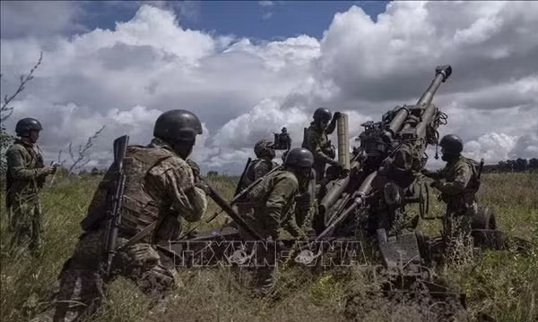 Binh sĩ Ukraine sử dụng lựu pháo M777 của Mỹ trong cuộc xung đột với lực lượng Nga ở vùng Kharkiv. Ảnh tư liệu: AP/TTXVN (Không được phép chia sẻ, khai thác bởi bên thứ ba)