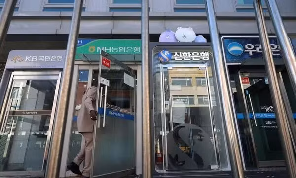 Máy ATM của các ngân hàng lớn tại Seoul, Hàn Quốc ngày 4/10. Ảnh: Yonhap