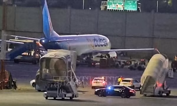 Máy bay cứu hộ đưa hành khách Israel trên chuyến bay FZ1073 của Hãng Flydubai về tới sân bay Ben Gurion, gần Tel Aviv, ngày 1/10/2026. Ảnh: ANI/TTXVN phát
