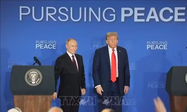Tổng thống Mỹ Donald Trump (phải) và Tổng thống Liên bang Nga Vladimir Putin trong cuộc họp báo chung tại Căn cứ Elmendorf-Richardson ở Anchorage, bang Alaska (Mỹ) ngày 15/8/2025. Ảnh: THX/TTXVN