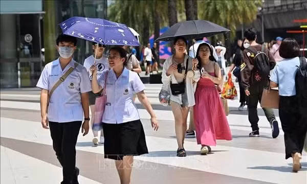 Dịch vụ thuê bạn nở rộ khi thực trạng dân số già và số lượng người độc thân gia tăng tại Thái Lan. Ảnh tư liệu: AFP/TTXVN (Không được phép chia sẻ, khai thác bởi bên thứ ba).