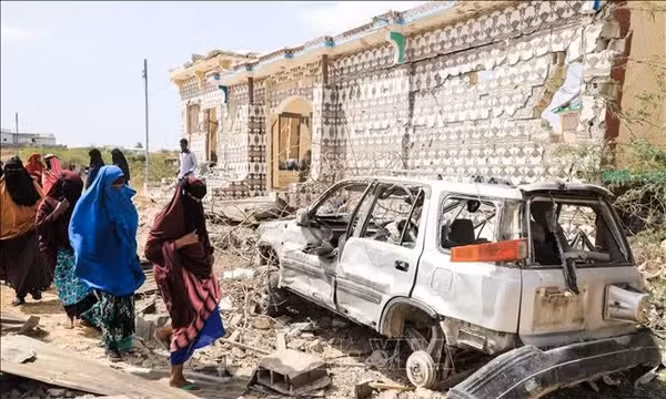 Hiện trường một vụ nổ do khủng bố ở ngoại ô Mogadishu, Somalia. Ảnh: AFP/TTXVN (không được phép chia sẻ, khai thác bởi bên thứ ba).