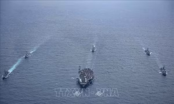 Nhóm tác chiến tàu sân bay chạy bằng năng lượng hạt nhân USS Theodore Roosevelt của Mỹ tham gia cuộc tập trận chung ngoài khơi đảo Jeju, Hàn Quốc Ảnh: Yonhap/TTXVN