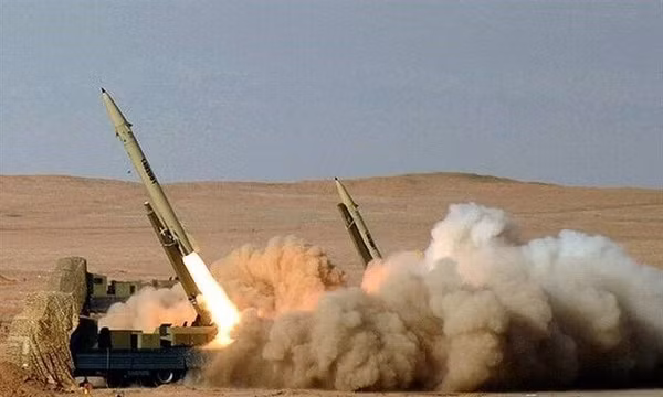 Lực lượng Vệ binh Cách mạng Hồi giáo Iran tập trận bắn tên lửa và tấn công bằng thiết bị bay không người lái. Ảnh: IRNA/TTXVN