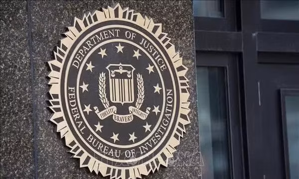 Logo của Cục Điều tra liên bang Mỹ (FBI) tại trụ sở ở Washington, D.C. Ảnh: THX/TTXVN