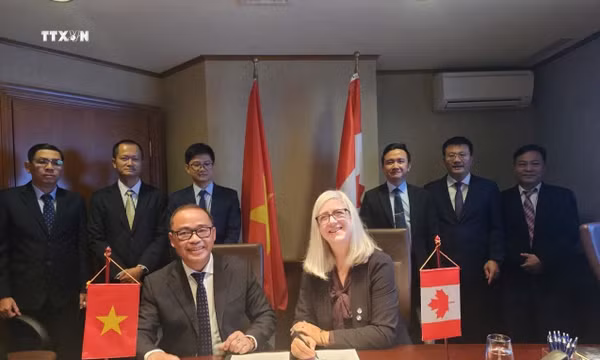 PGS Đặng Đức Huy (đứng thứ ba bên phải) chứng kiến lễ ký kết thỏa thuận hợp tác giữa Đại học Trent và Đại học Tài nguyên Môi trường TP. Hồ Chí Minh. Ảnh: TTXVN phát