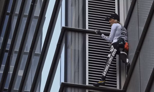 'Người nhện Pháp' chinh phục tòa nhà cao 166m ở Tây Ban Nha