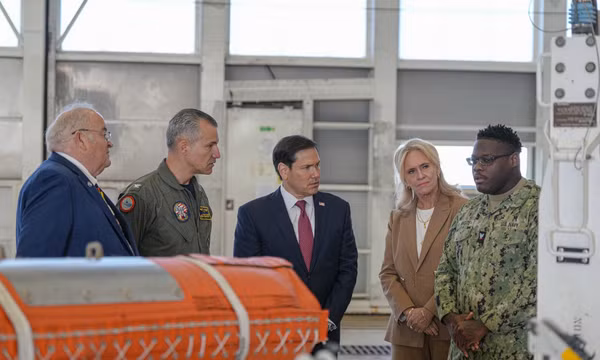 Ngoại trưởng Mỹ Rubio tới Căn cứ Không quân Keflavik thăm máy bay tuần tra hàng hải P-8A Poseidon của Hải quân Mỹ. Ảnh: Ngoại trưởng Marco Rubio/Tài khoản X
