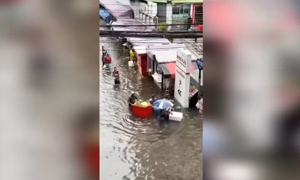 'Chợ nổi' bất ngờ xuất hiện ngay trên giao lộ ở thủ đô Bangkok của Thái Lan