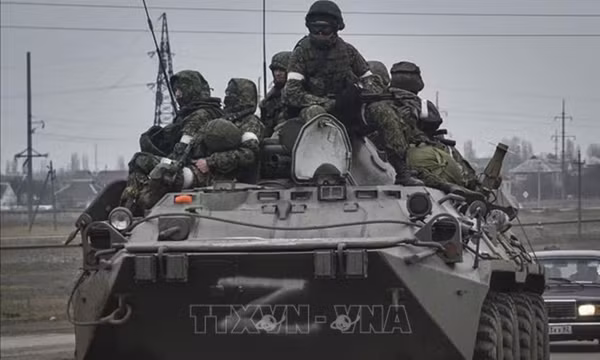Xe quân sự Nga di chuyển trên tuyến đường gần Armiansk, Bán đảo Crimea ngày 25/2/2022. Ảnh: AFP/TTXVN (Không được phép chia sẻ, khai thác bởi bên thứ ba).