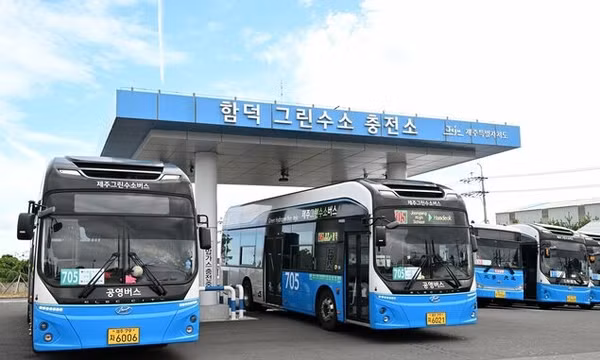 Xe buýt hydro tại một trạm sạc trên đảo Jeju. Ảnh: Kyodo