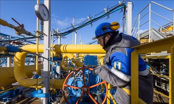 Công nhân vận hành đường ống dẫn khí đốt của Nga. Ảnh: Bloomberg/TTXVN
