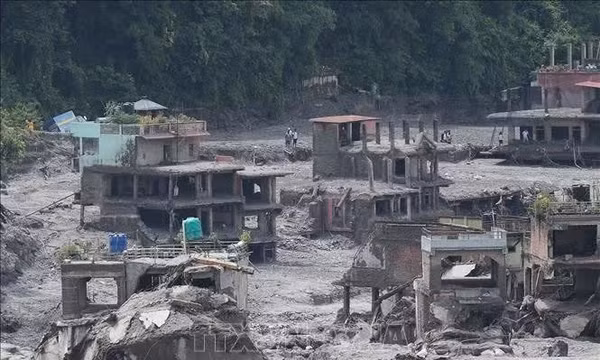 Nhà cửa bị phá hủy tại Bidur, Nepal, ngày 29/8/2026, sau trận lũ quét kinh hoàng. Ảnh: Yonhap/TTXVN phát