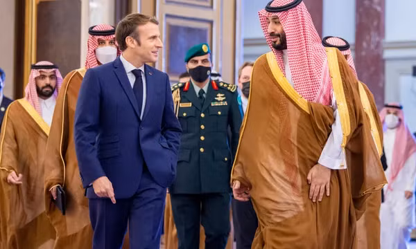 Thái tử Saudi Arabia Mohammed bin Salman chào đón Tổng thống Pháp Emmanuel Macron khi ông đến Jeddah năm 2021. Ảnh: Hoàng gia Saudi Arabia