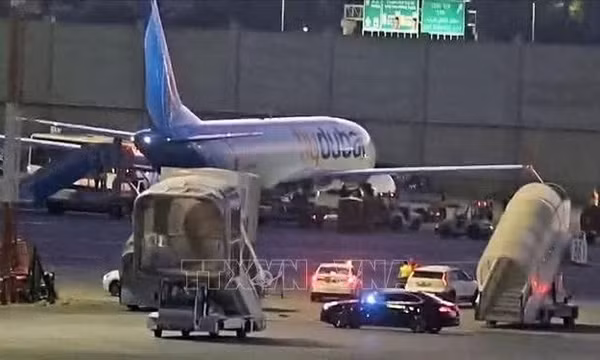 Máy bay cứu hộ đưa hành khách Israel trên chuyến bay FZ1073 của hãng Flydubai về tới sân bay Ben Gurion, gần Tel Aviv, ngày 1/10/2026. Ảnh: ANI/TTXVN phát